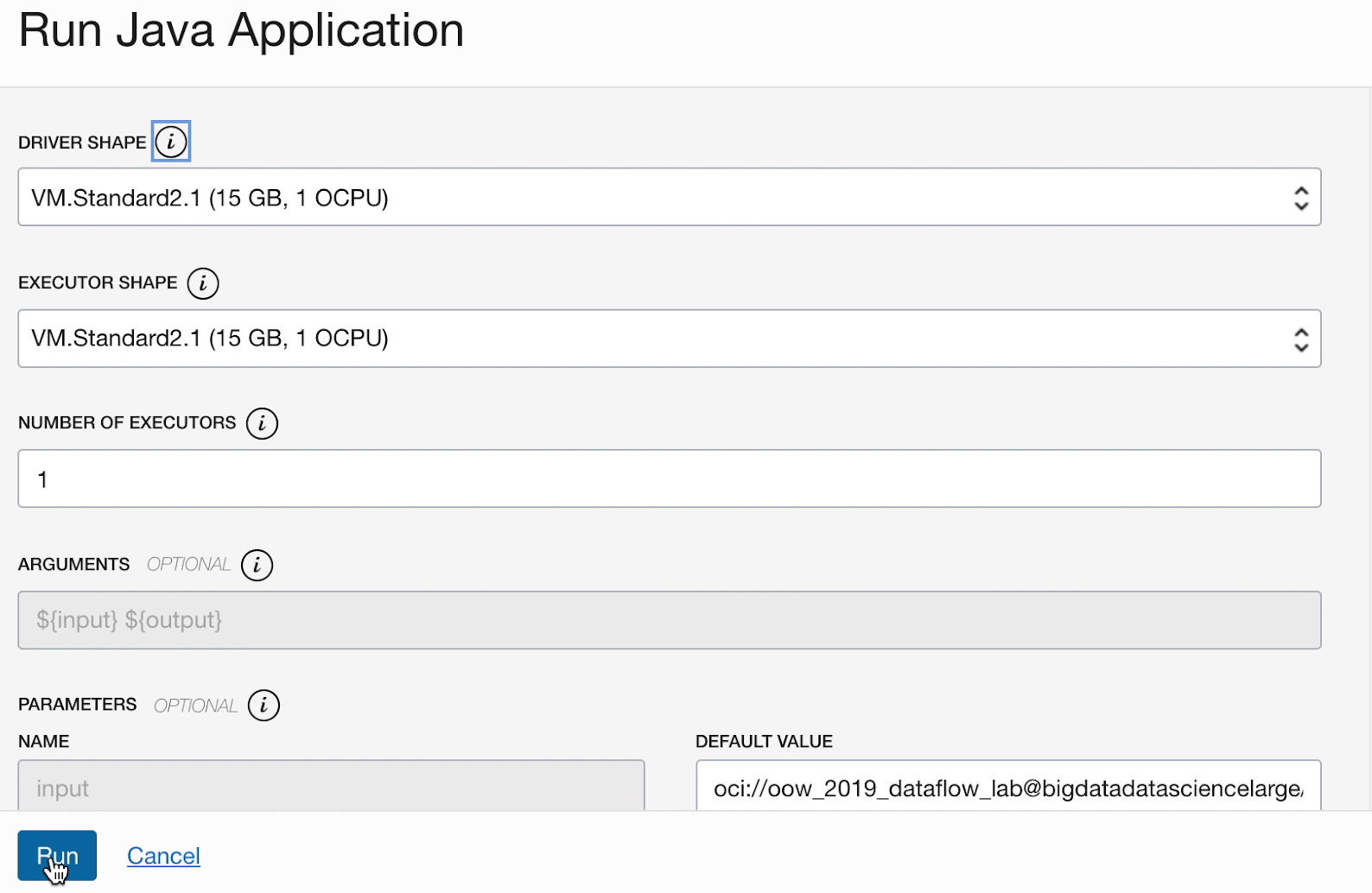 Die Pullout-Seite "Java-Anwendung ausführen", die die rechte Seite der Seite "Anwendungen" abdeckt. Oben befindet sich eine Dropdown-Liste mit der Bezeichnung "Treiberausprägung". "VM.Standard2.1 (15 GB, 1 OCPU)" ist ausgewählt. Darunter befindet sich eine Dropdown-Liste mit der Bezeichnung "Executor-Ausprägung". "VM.Standard2.1 (15GB, 1 OCPU)" ist ausgewählt. Darunter befindet sich ein Textfeld mit der Bezeichnung "Anzahl Executors" mit dem Wert 1. Darunter befindet sich ein Textfeld mit der Bezeichnung "Argumente". Es ist ausgegraut und enthält "${input} ${output}". Darunter befinden sich zwei Textfelder nebeneinander für Parameter. Das erste Textfeld hat die Bezeichnung "Name" und ist ausgegraut, enthält jedoch den Text "Eingabe". Das andere Textfeld hat die Bezeichnung "Standardwert" und enthält das Eingabeverzeichnis, kann jedoch bearbeitet werden. Rechts wird eine Bildlaufleiste angezeigt, die ganz nach oben geschoben ist. Unten im Fenster befinden sich die Schaltflächen "Ausführen" und "Abbrechen". Als Nächstes wird auf "Ausführen" geklickt.