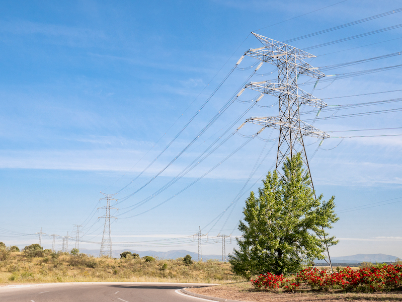 道路を横断する電気ピロンの図。